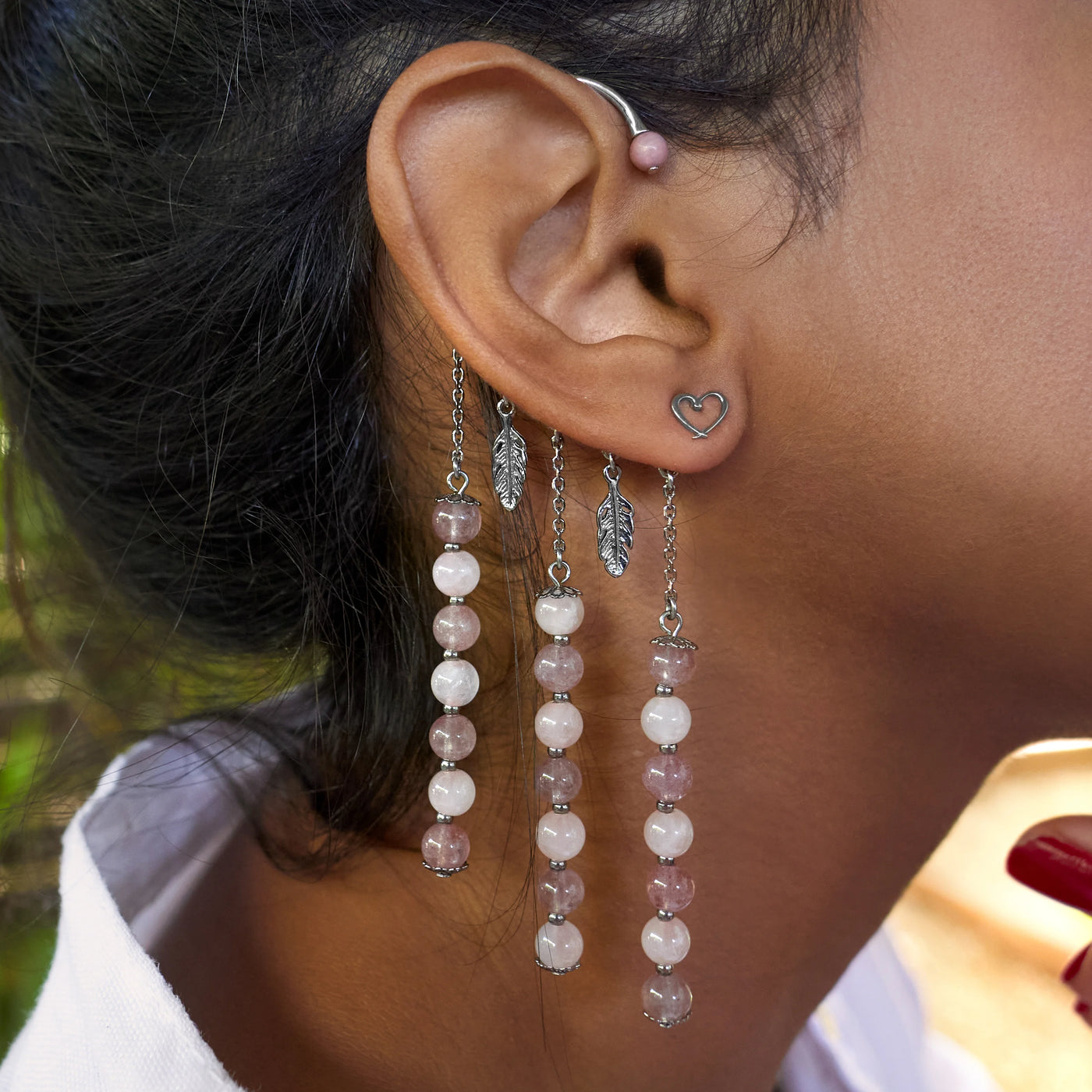 Tour d'oreille Orparima modèle "Amour" porté par Maritza en vue de profil. Boucles d'oreilles coeur. Bijoux dorés au Palladium, fabriqués par une entreprise française.