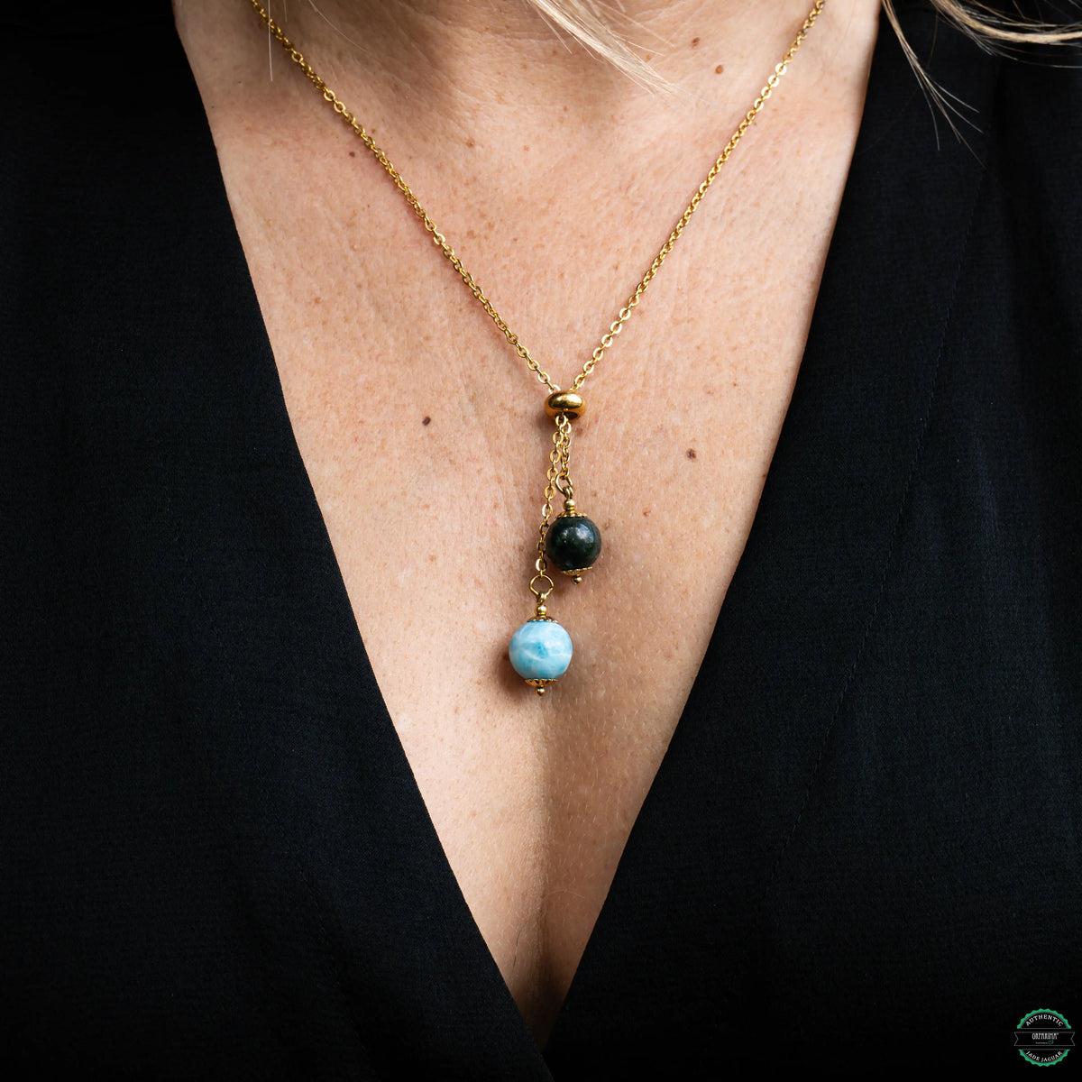 Collier avec deux perles amovibles, l'une est en Larimar de République Dominicaine et l'autre est une perle naturelle de Jade Jaguar Maya du Guatemala. Collier en acier inoxydable de couleur doré.