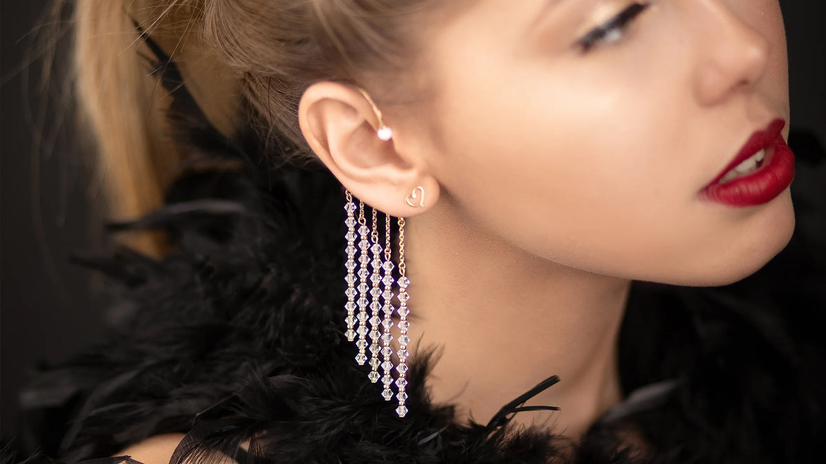 Orparima Tour d'oreille modèle "Cristal Diamond" Collection Swarovski. Création Française atypique, originale et chic. Doré à l'or fin 24 Carats et porté par notre mannequin Elsa. Boucles d'oreilles Orparima en complément du Tour d'oreille. 