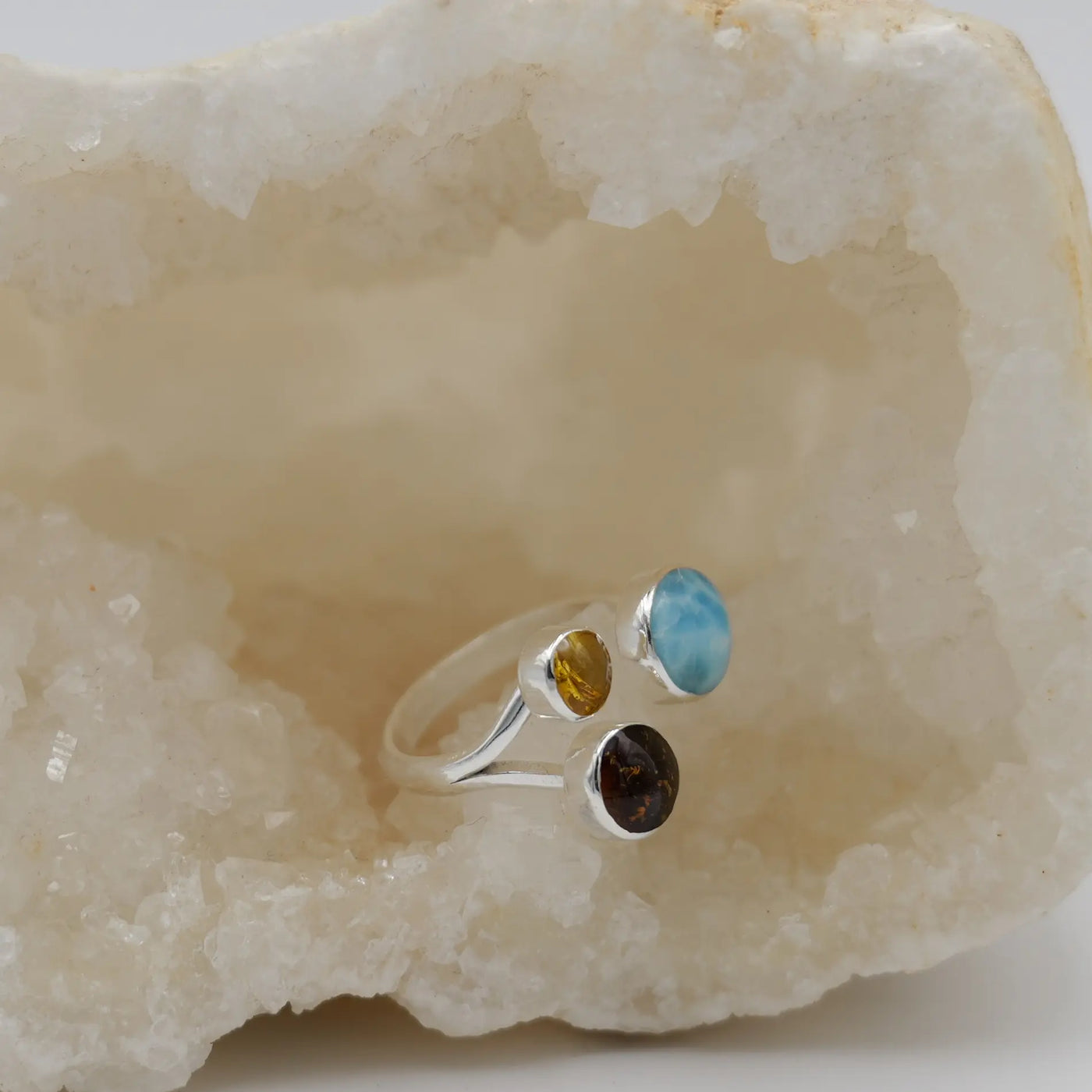 Bague en argent 925 réglable avec de l'Ambre et du Larimar taillé à la main en République Dominicaine.