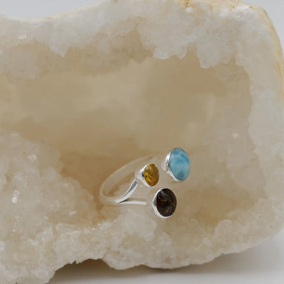 Bague en argent 925 réglable avec de l'Ambre et du Larimar taillé à la main en République Dominicaine.