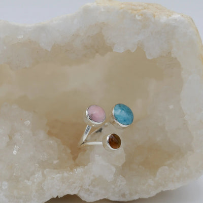 Bague dans une géode de quartz avec du Larimar, de l'ambre et du Lambi. Bijou artisanal fait en argent 925.