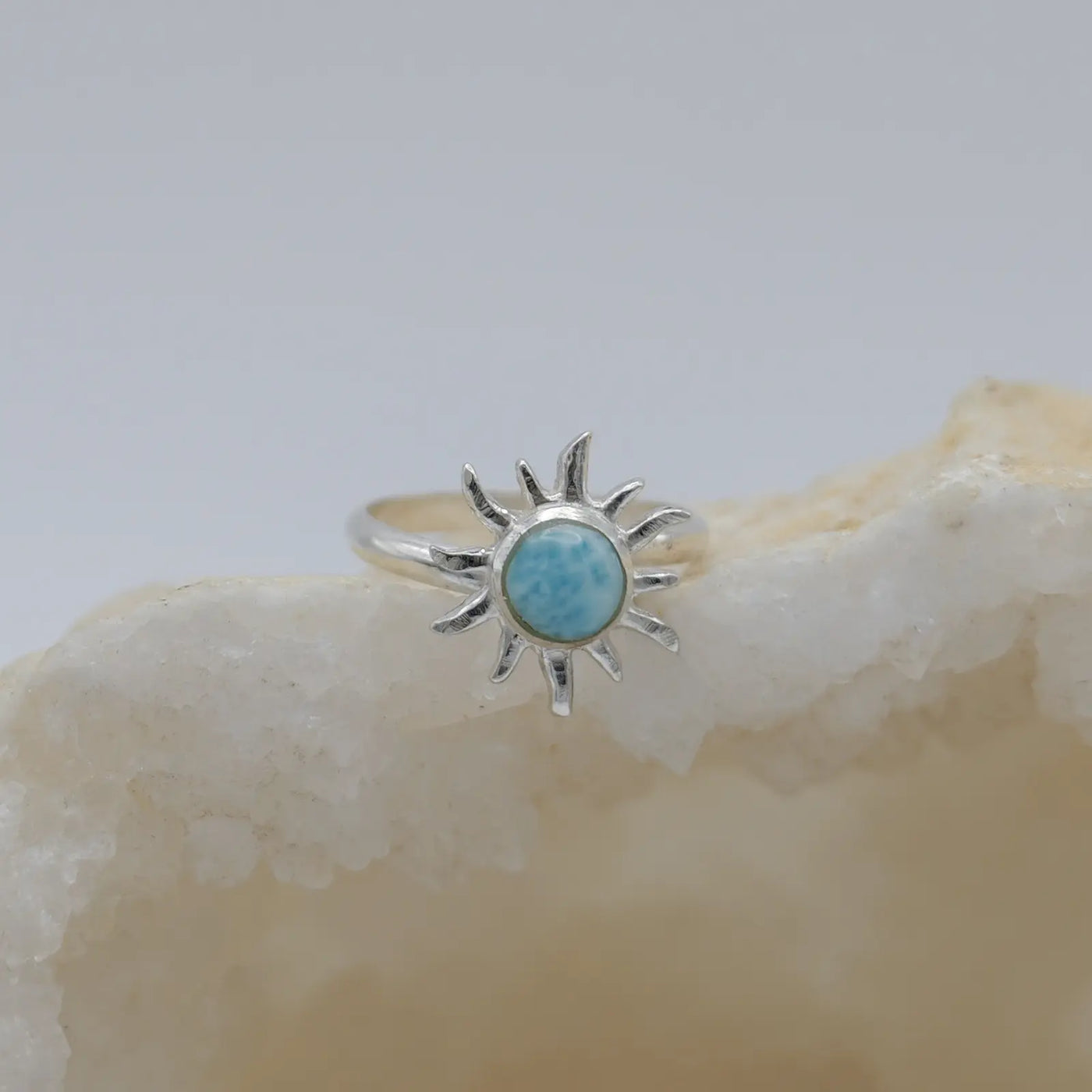 Bague en argent 925 en forme de soleil avec un cabochon rond en Larimar bleu de République Dominicaine.