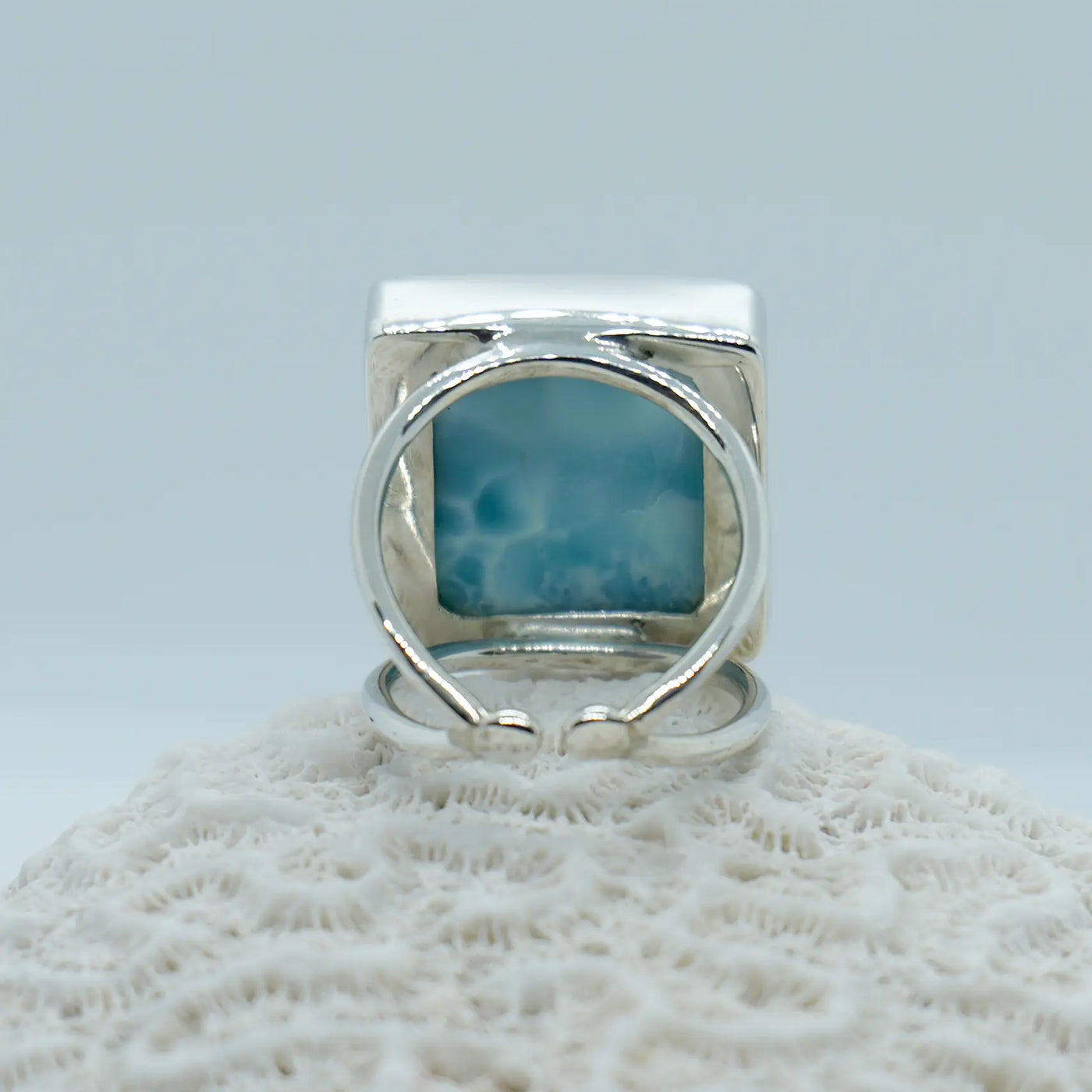 Bague vue de dos en argent 925 avec une pierre naturelle de Larimar carrée.