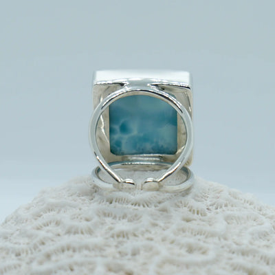 Bague vue de dos en argent 925 avec une pierre naturelle de Larimar carrée.