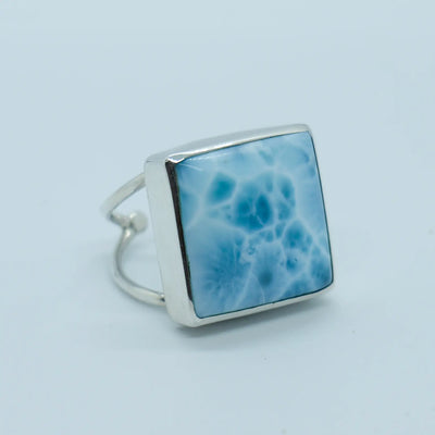 Vue de coté d'une bague en argent 925 avec une pierre de Larimar carrée faite artisanalement en République Dominicaine.