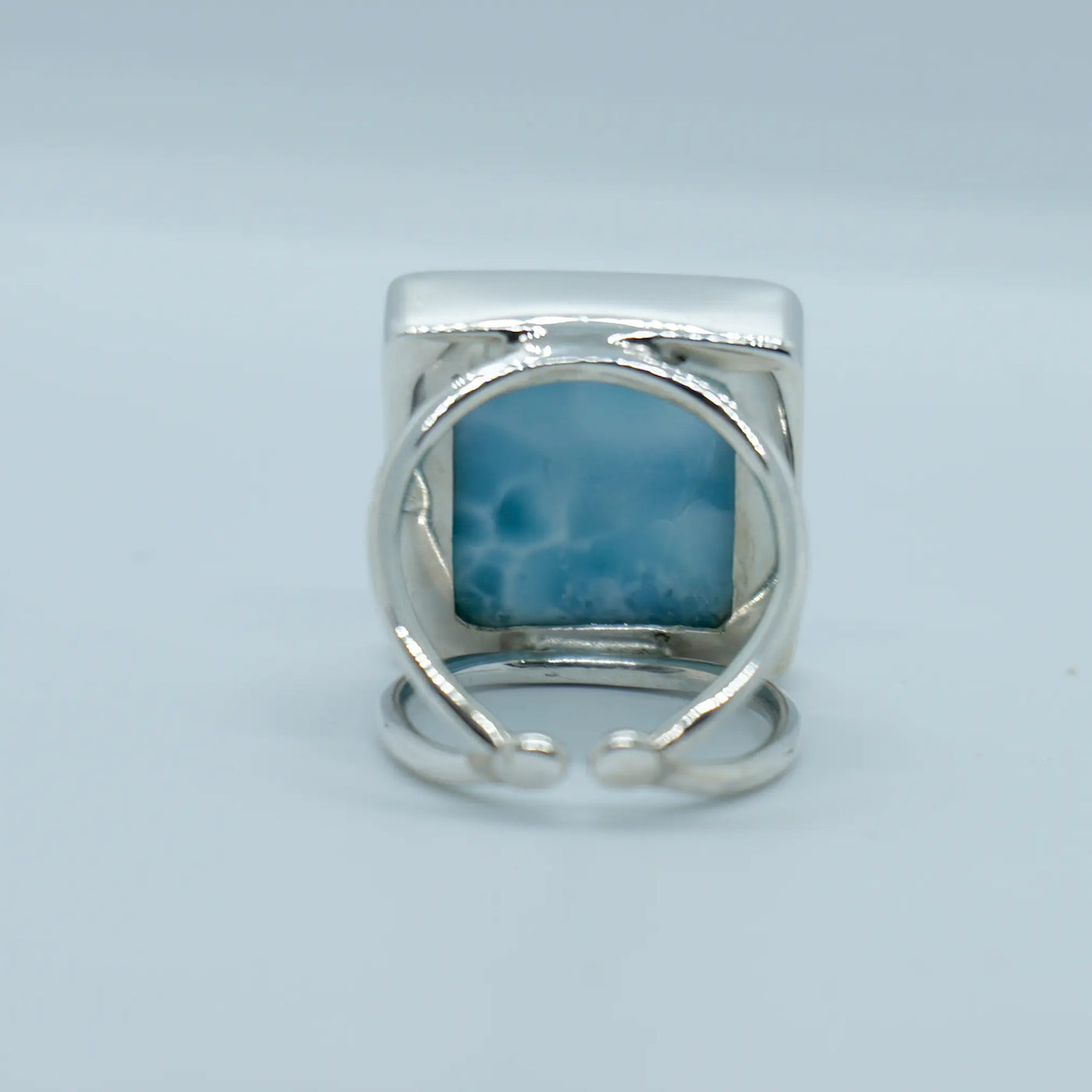 Face verso d'une bague carré en argent 925 avec une pierre de Larimar de République Dominicaine.