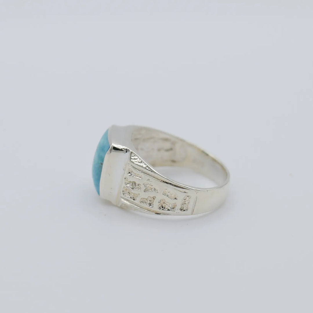 Chevalière texturé en argent 925 avec du Larimar de République Dominicaine. Bijou artisanal fait à la main.