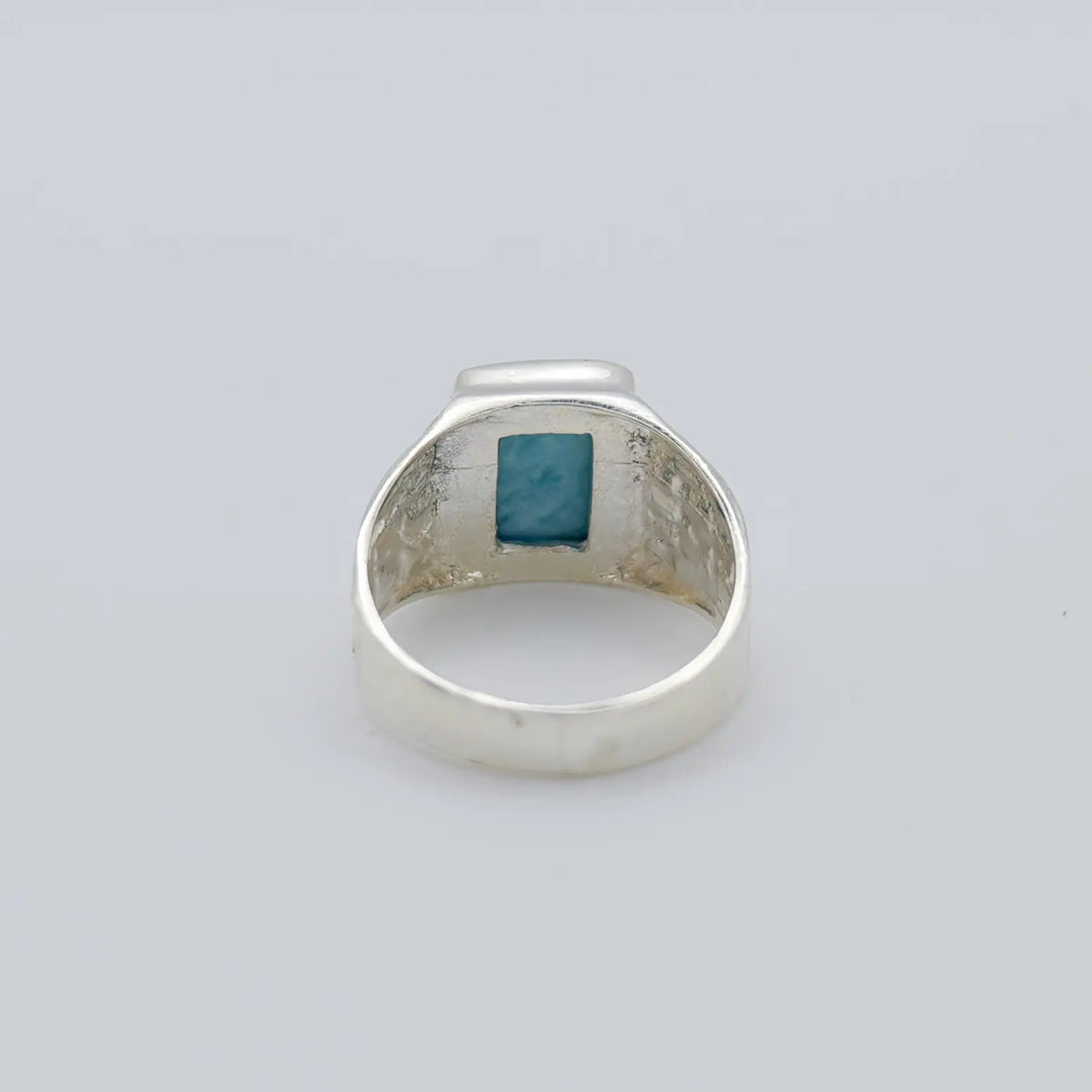 Bague chevalière en argent 925, avec un cabochon rectangulaire en Larimar bleu de République Dominicaine.