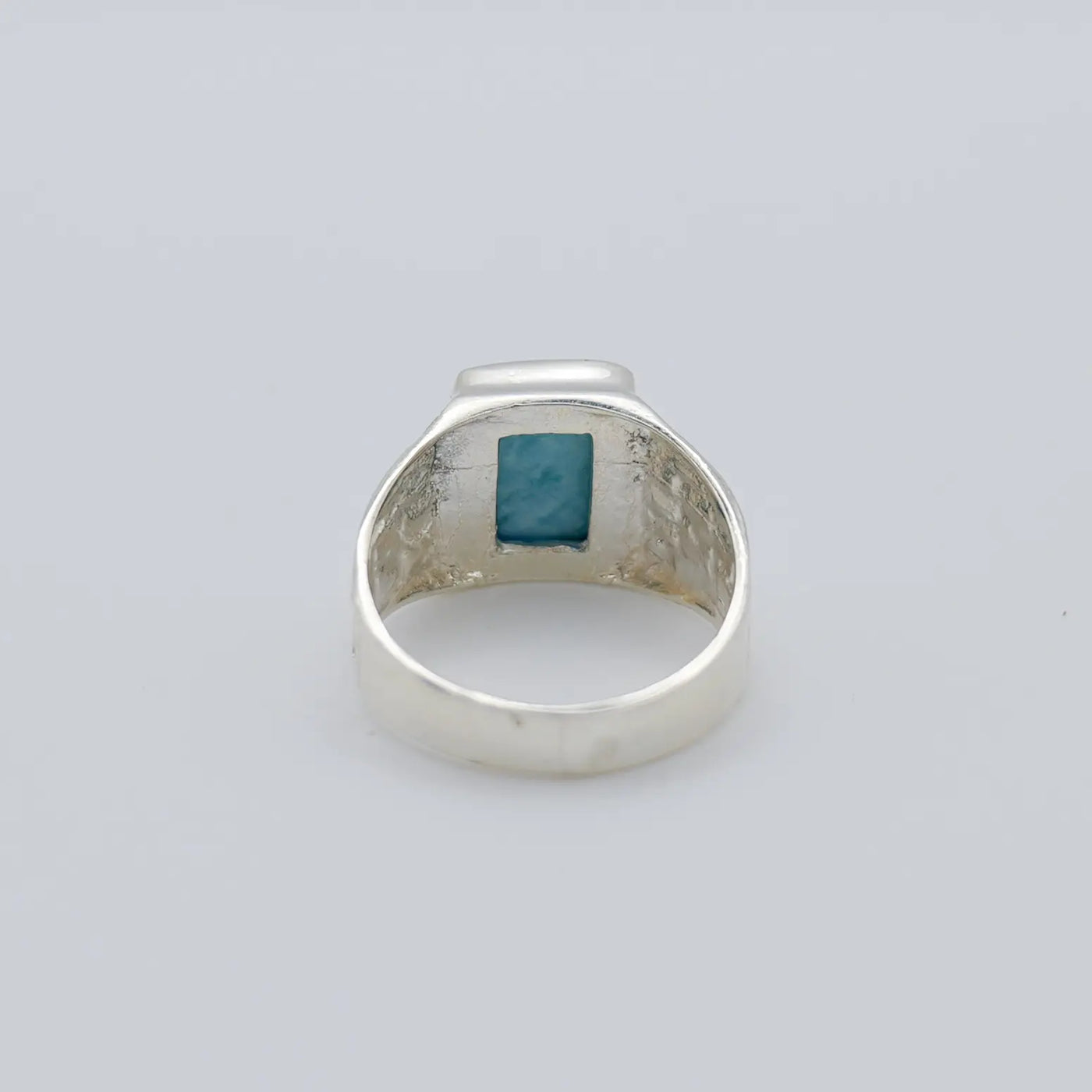 Bague chevalière en argent 925, avec un cabochon rectangulaire en Larimar bleu de République Dominicaine.
