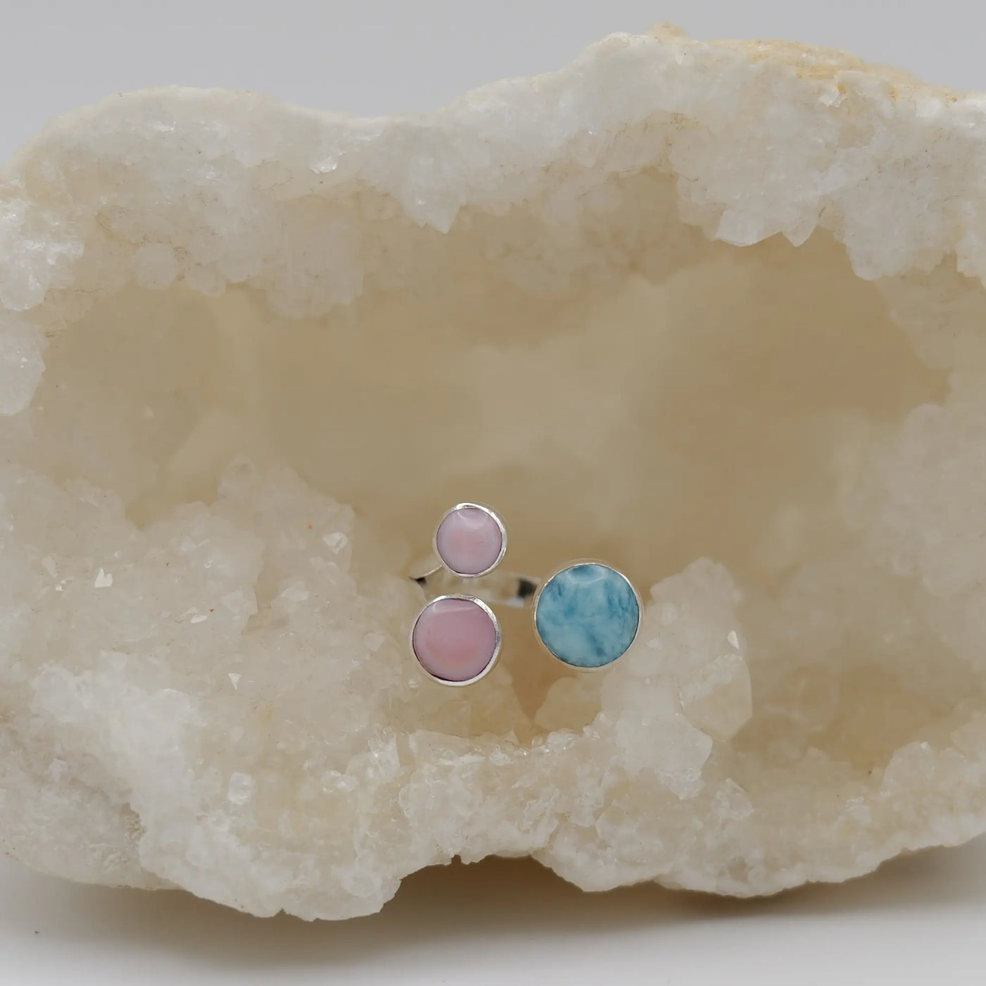 Bague réglable en argent 925 avec deux cabochons en Lambi et un en Larimar bleu, de forment rondes. Bijoux original.