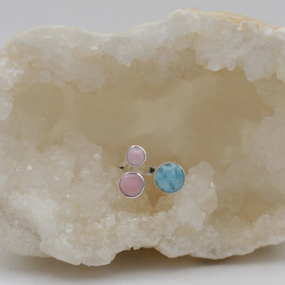 Bague réglable en argent 925 avec deux cabochons en Lambi et un en Larimar bleu, de forment rondes. Bijoux original.