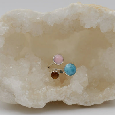 Bague en argent 925 avec du Larimar bleu, du Lambi et de l'ambre de République Dominicaine.