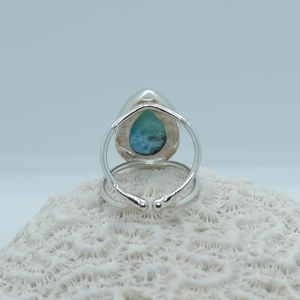 Bague en argent 925 vue de dos avec du Larimar de couleur bleu de première qualité faite en République Dominicaine.