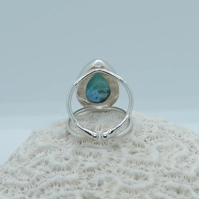 Bague en argent 925 vue de dos avec du Larimar de couleur bleu de première qualité faite en République Dominicaine.