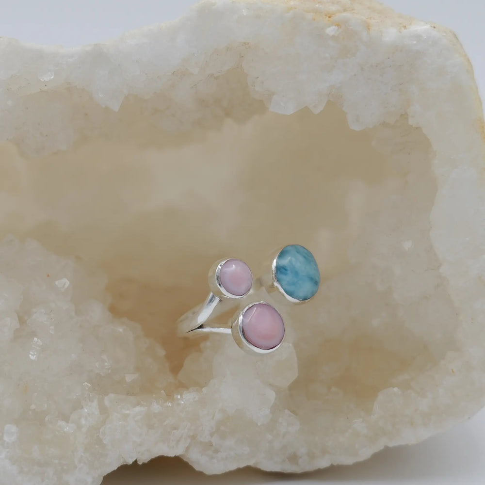 Bague réglable en argent 925 avec un cabochon bleu en Larimar, de forme ronde, associé à 2 cabochons ronds en Lambi.