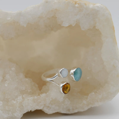 cabochon rond en Larimar, en Nacre et en Ambre sertis sur une bague réglable en argent 925.
