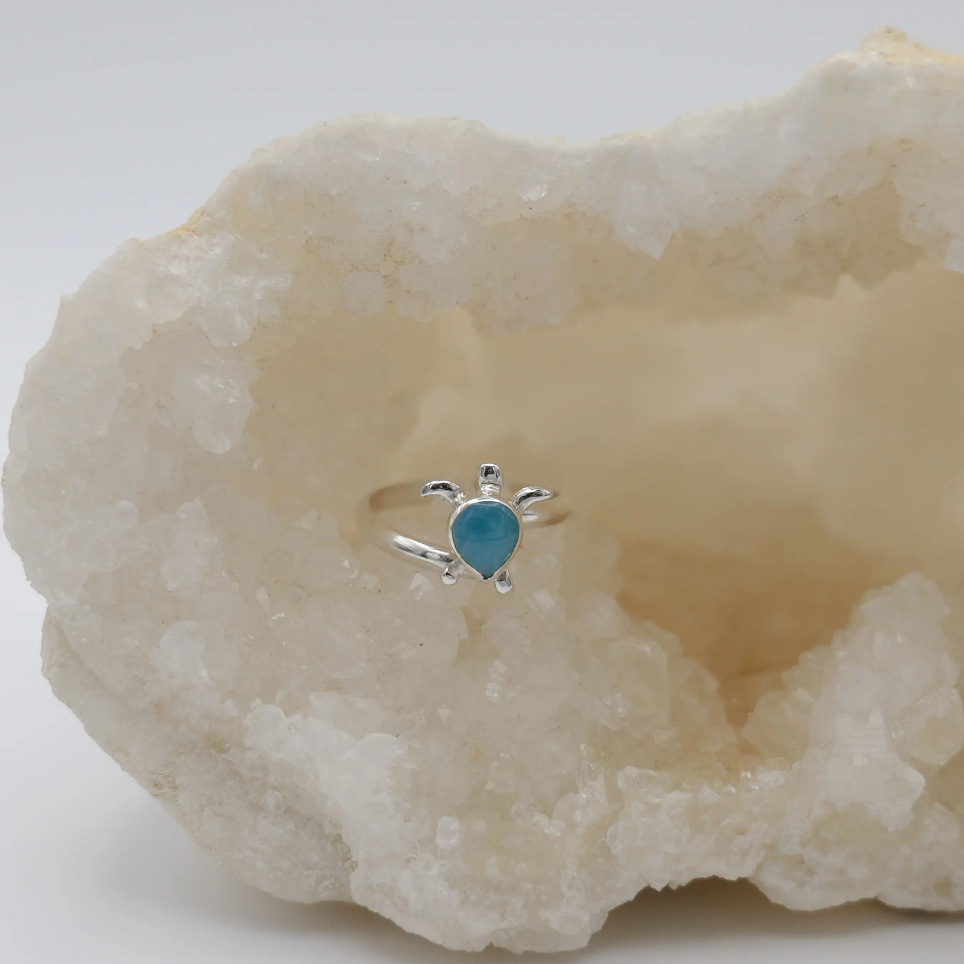 Cabochon ovale en Larimar de République Dominicaine serti sur une tortue en argent 925 montée sur une bague. 