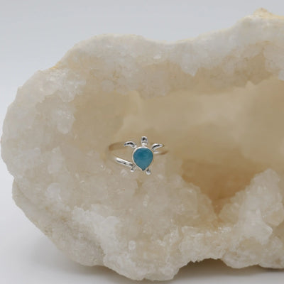 Cabochon ovale en Larimar de République Dominicaine serti sur une tortue en argent 925 montée sur une bague. 