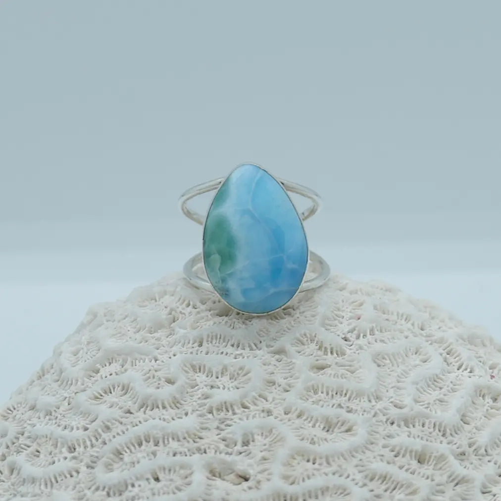 Bague artisanale en Larimar et argent 925 faite en République Dominicaine.