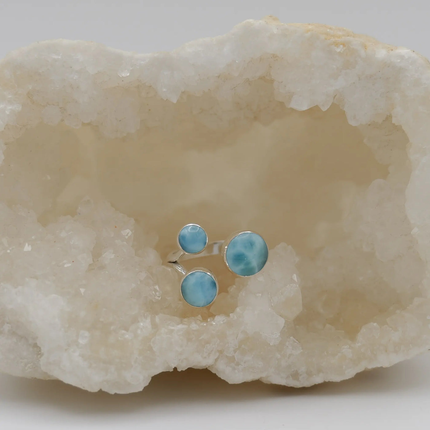 Bague avec 3 cabochons ronds en Larimar de différents diamètre. Bijou réglable en argent 925.