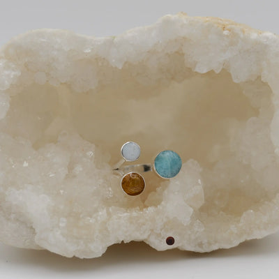 Bague réglable en argent 925 avec du Larimar, de la nacre et de l'ambre de République Dominicaine.