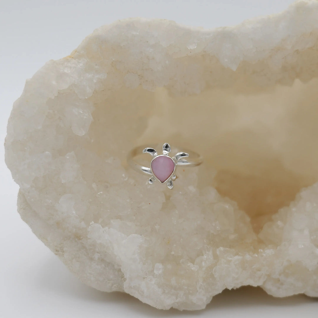 Tortue en Lambi avec les pattes et la tête en argent 925 monté sur une bague réglable.