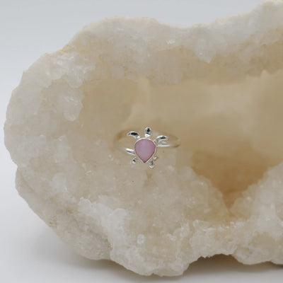 Tortue en Lambi avec les pattes et la tête en argent 925 monté sur une bague réglable.