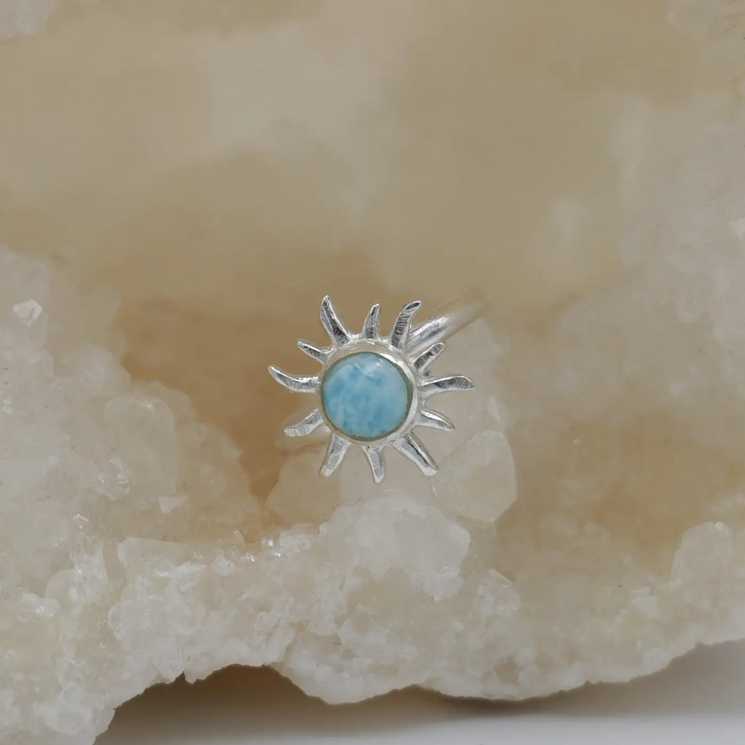 Petit soleil en argent 925 avec une pierre naturelle de Larimar au centre. Bague en argent 925 ajustable.
