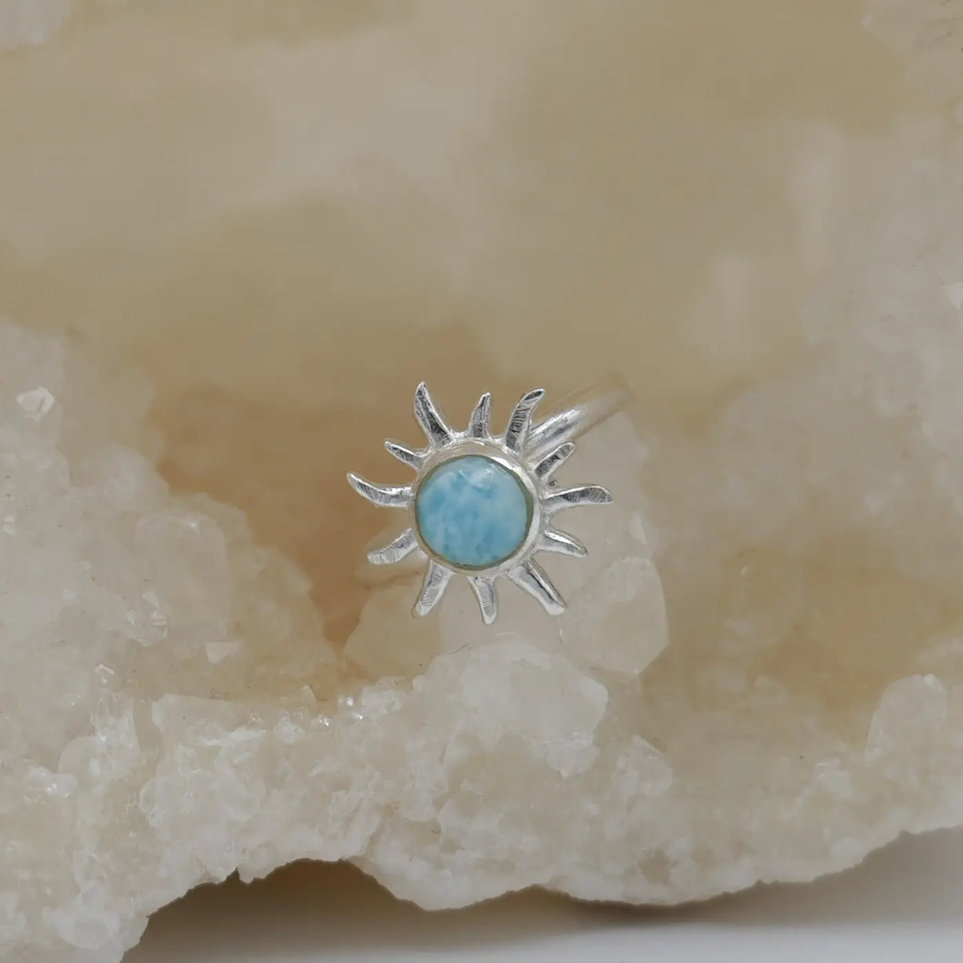 Petit soleil en argent 925 avec une pierre naturelle de Larimar au centre. Bague en argent 925 ajustable.