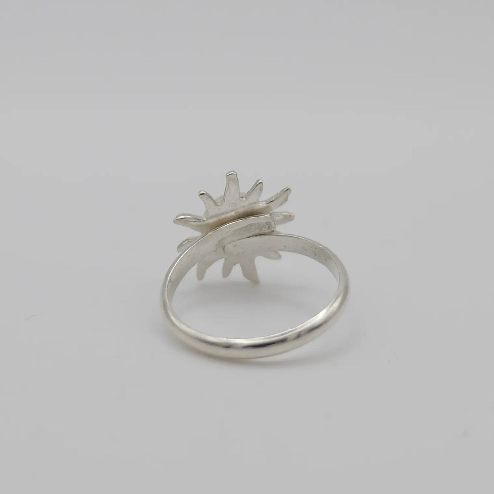Bague réglable en argent 925 vue de dessous avec un soleil sur le haut de la bague.