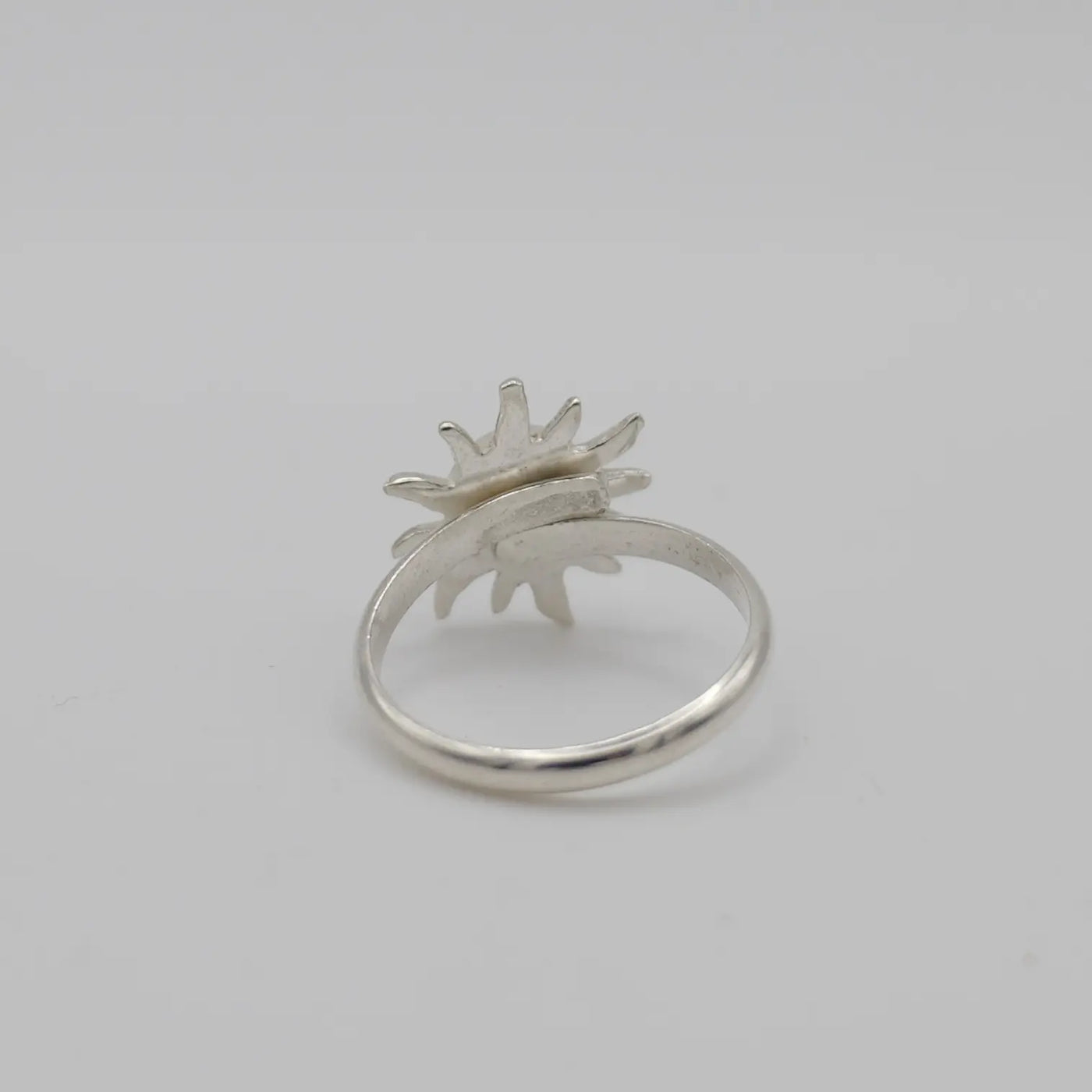 Bague réglable en argent 925 vue de dessous avec un soleil sur le haut de la bague.