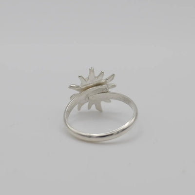 Bague réglable en argent 925 vue de dessous avec un soleil sur le haut de la bague.