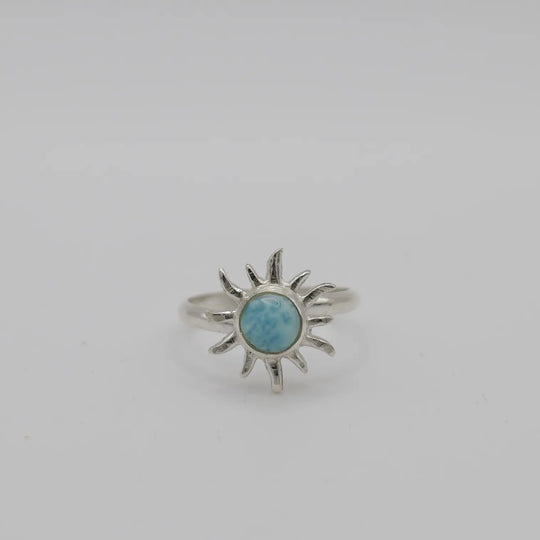 Soleil en argent 925 avec le centre en Larimar de République Dominicaine. Bijou fait à la main, pièce unique.