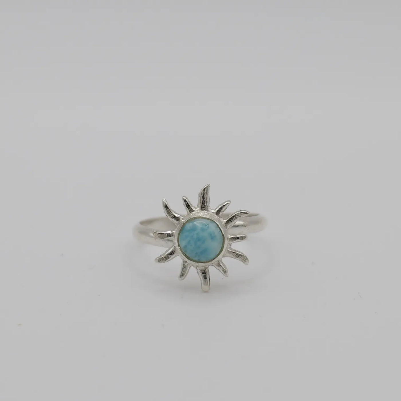 Soleil en argent 925 avec le centre en Larimar de République Dominicaine. Bijou fait à la main, pièce unique.