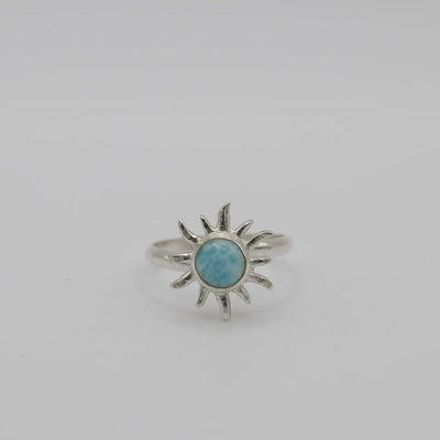 Soleil en argent 925 avec le centre en Larimar de République Dominicaine. Bijou fait à la main, pièce unique.