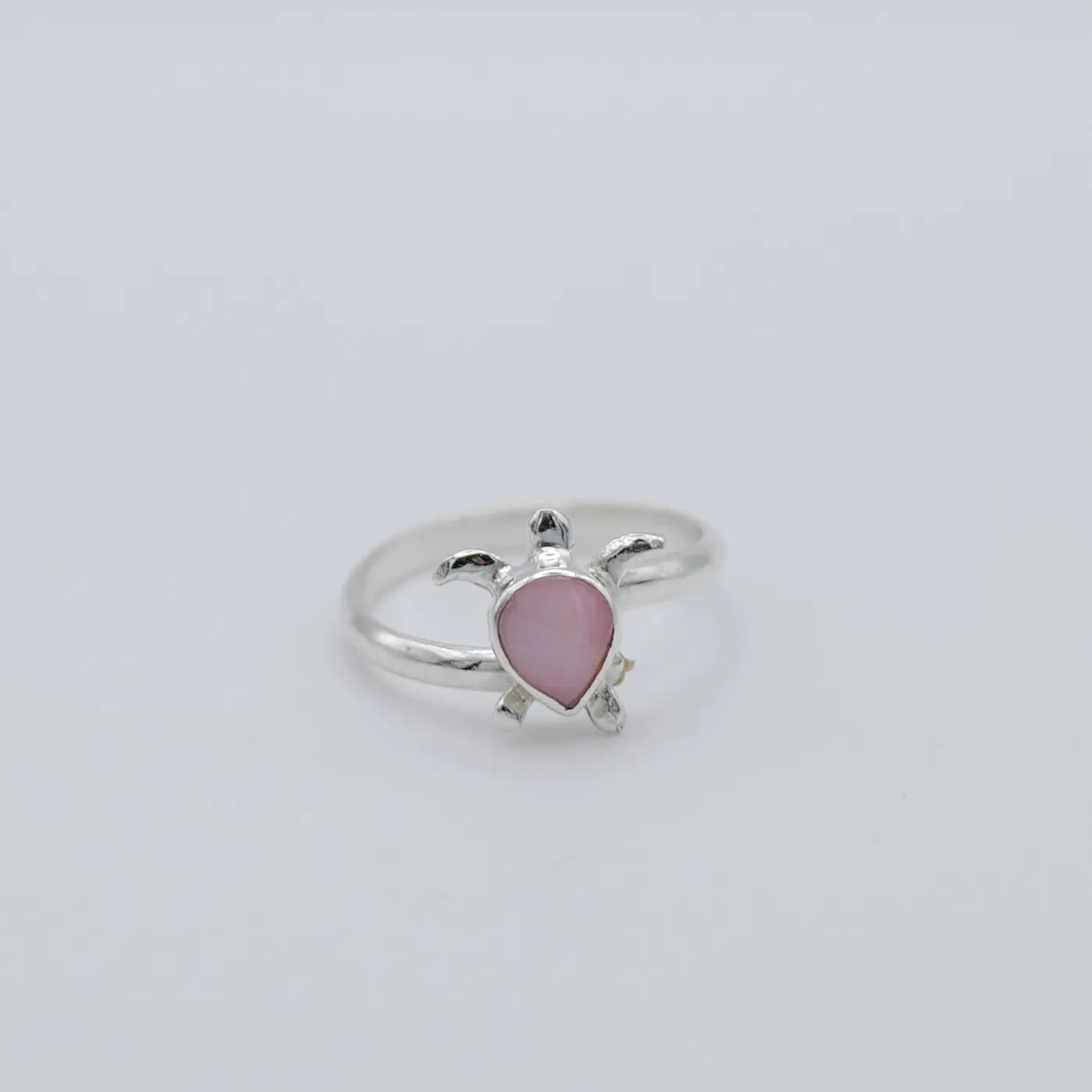 Bijou en argent 925 fait artisanalement. Bague avec du Lambi serti dans une tortue en Larimar sur le haut de la bague.