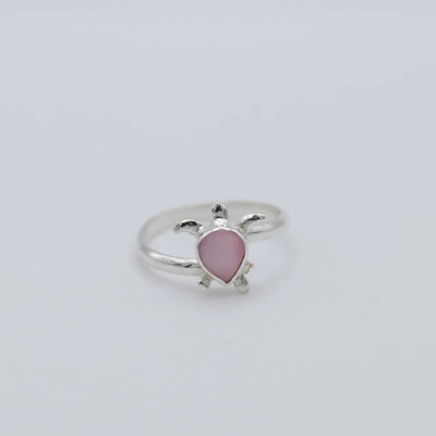 Bijou en argent 925 fait artisanalement. Bague avec du Lambi serti dans une tortue en Larimar sur le haut de la bague.