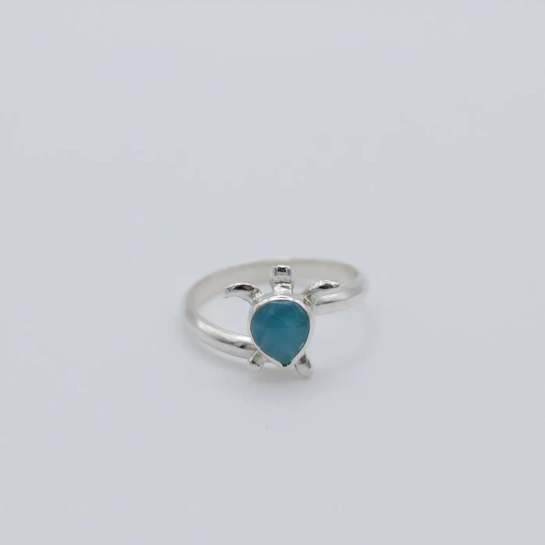 Tortue en argent 925 avec le corps en Larimar monté sur une bague ajustable. Bijou original avec une pierre naturelle bleu.