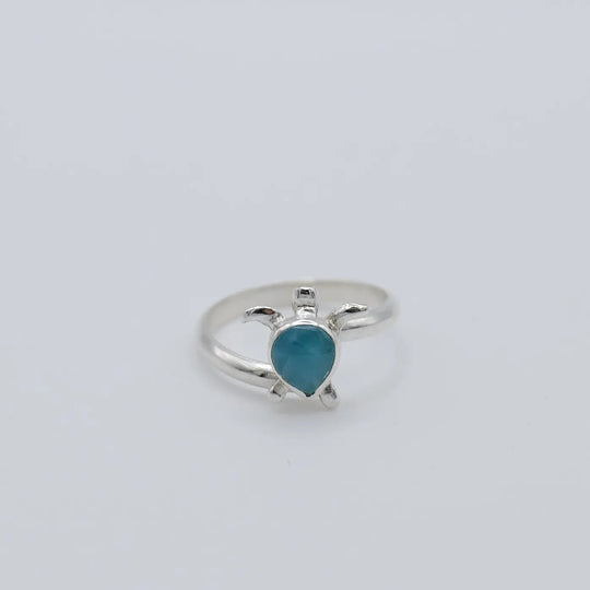 Tortue en argent 925 avec le corps en Larimar monté sur une bague ajustable. Bijou original avec une pierre naturelle bleu.