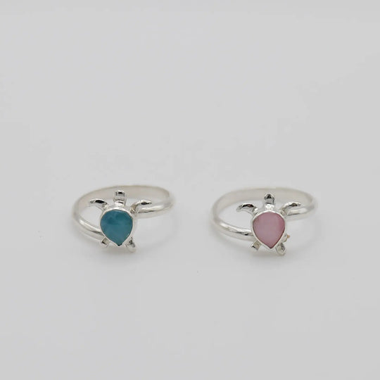 2 bagues en argent 925 en forme de tortue, chaque tortue à le corps fait en pierre naturelle de Larimar ou de Lambi.