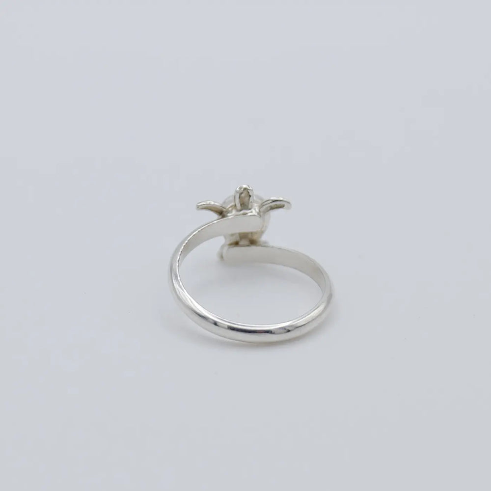 Bague réglable en forme de tortue vue du dessous. Bijou artisanal en argent 925.