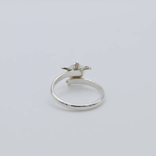 Bague vue de dessous en argent 925 avec une petite tortue sur le dessus. Bijou fait à la main.