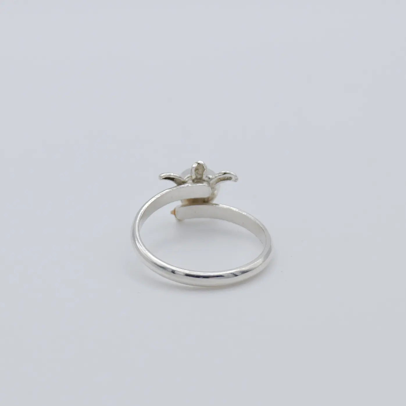 Bague vue de dessous en argent 925 avec une petite tortue sur le dessus. Bijou fait à la main.