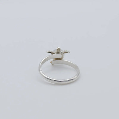 Bague vue de dessous en argent 925 avec une petite tortue sur le dessus. Bijou fait à la main.