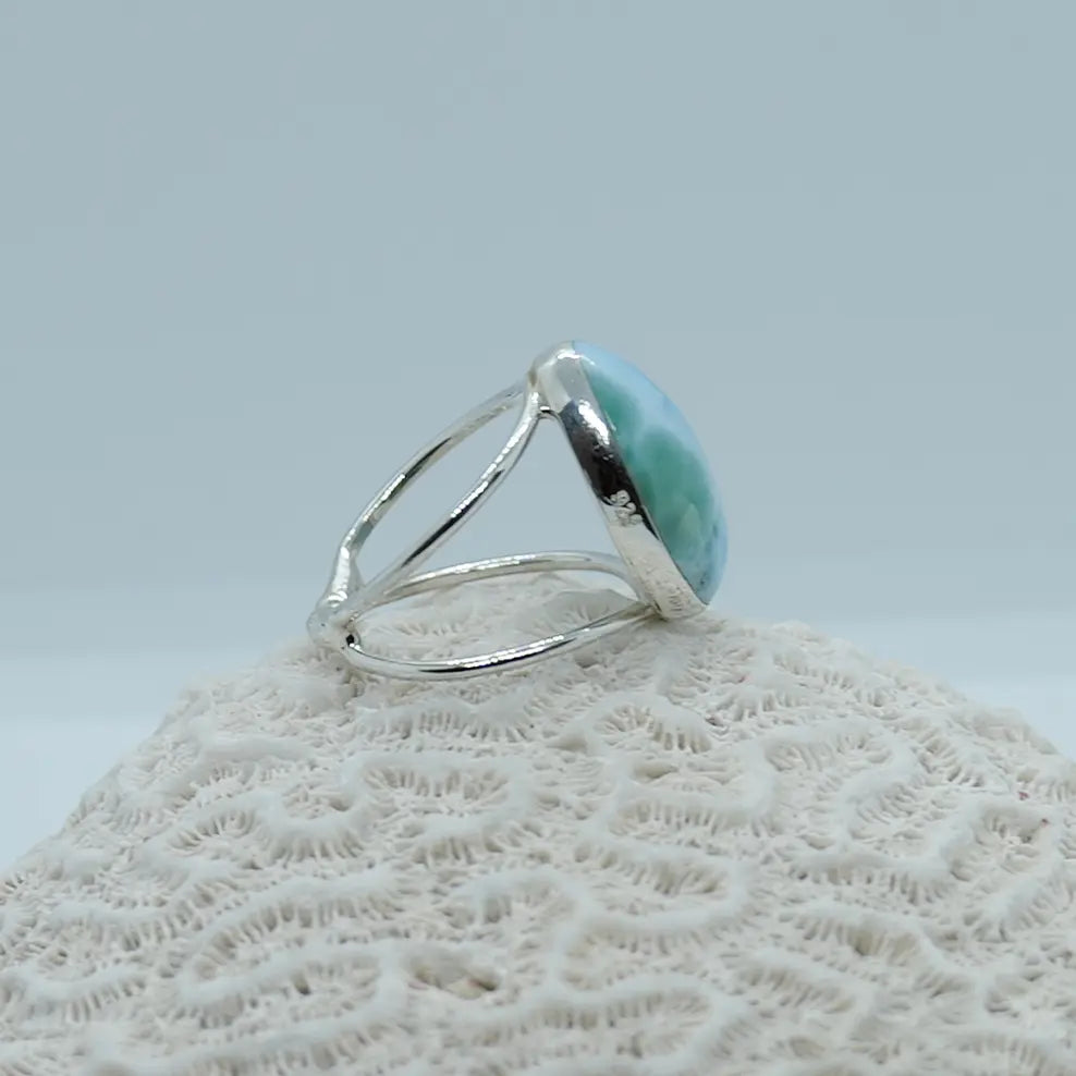 Bague vue de coté en argent 925 avec une pierre naturelle de Larimar de République Dominicaine.