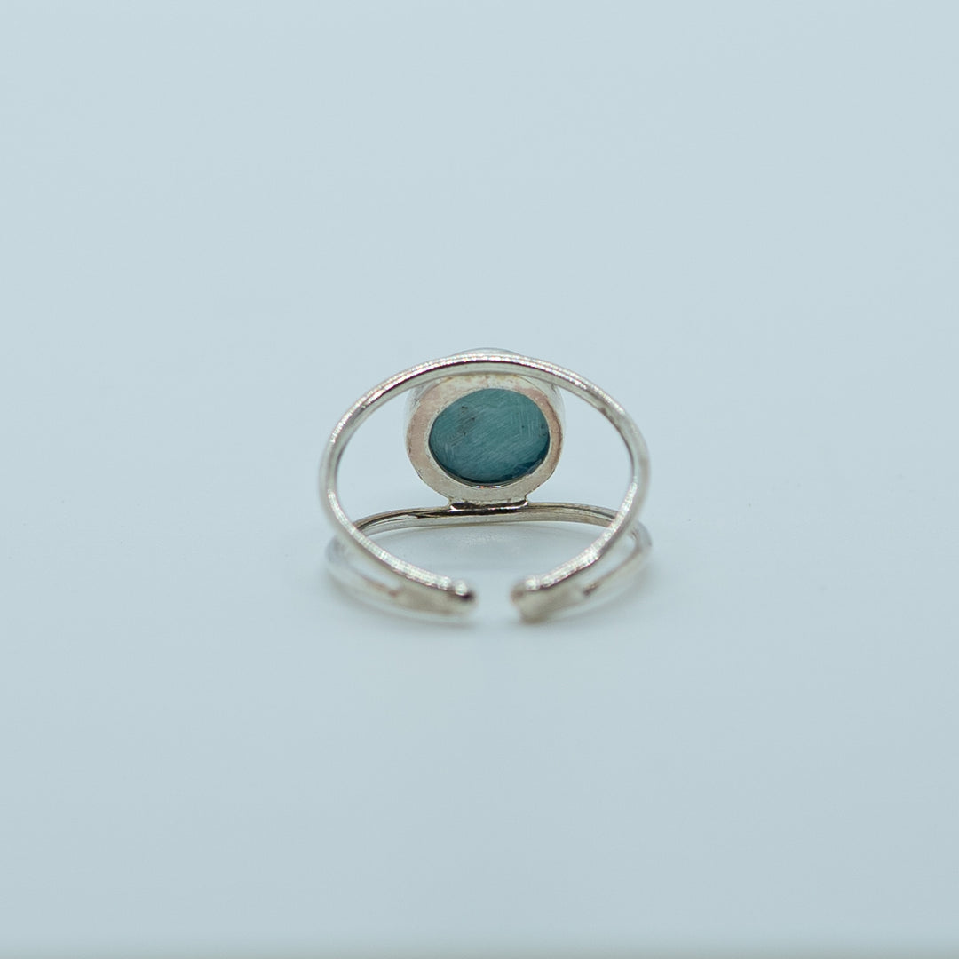 Bague en argent 925 faite à la main en République Dominicaine vu de dos. Pierre de larimar sertie sur le dessus et visible du dessous de la bague pour avoir la pierre de larimar plaquée contre la peau.