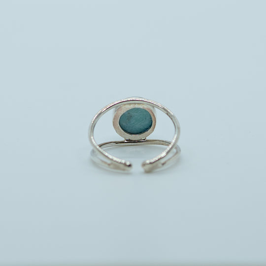 Bague en argent 925 faite à la main en République Dominicaine vu de dos. Pierre de larimar sertie sur le dessus et visible du dessous de la bague pour avoir la pierre de larimar plaquée contre la peau.