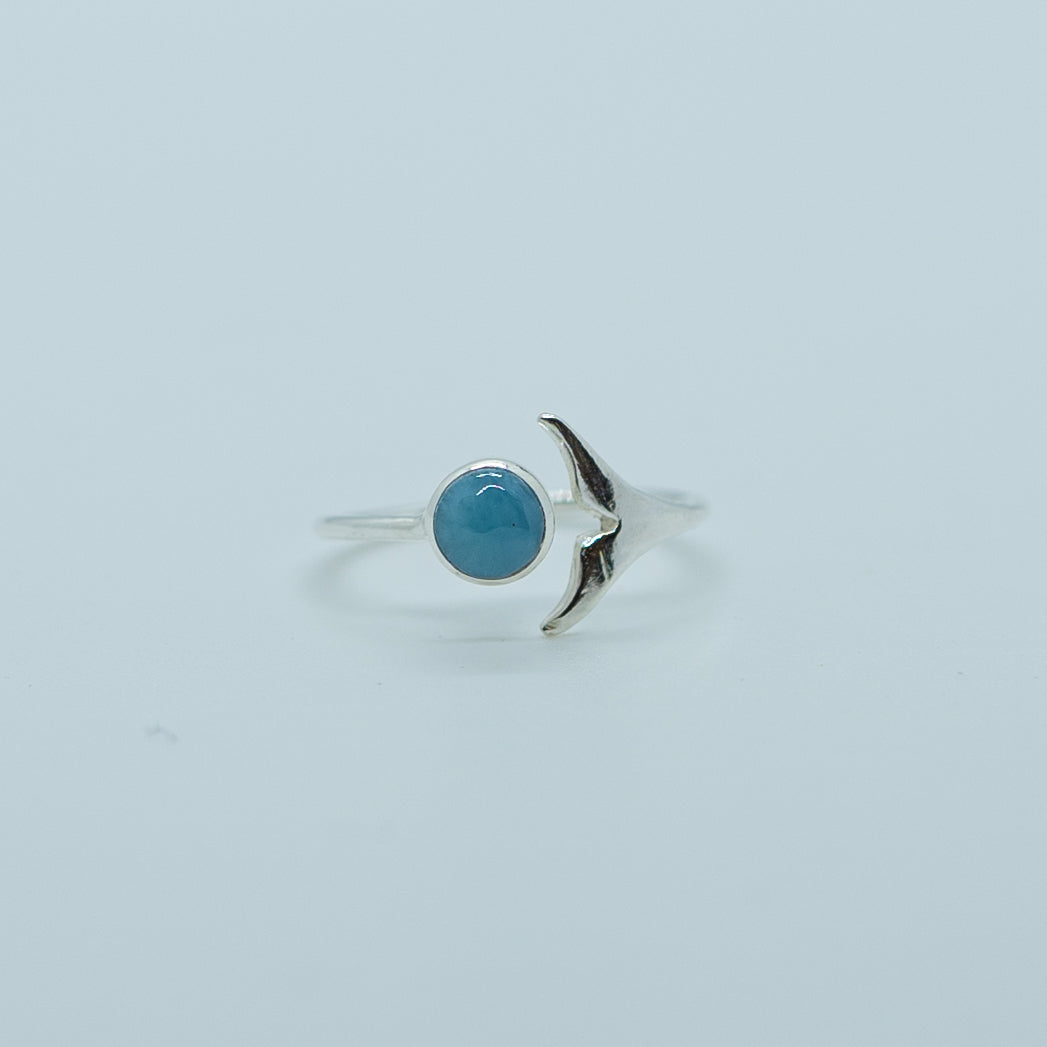 Bague en argent 925, faite a la main, avec une pierre de larimar ronde, en forme de queue de baleine. Bague réglable.