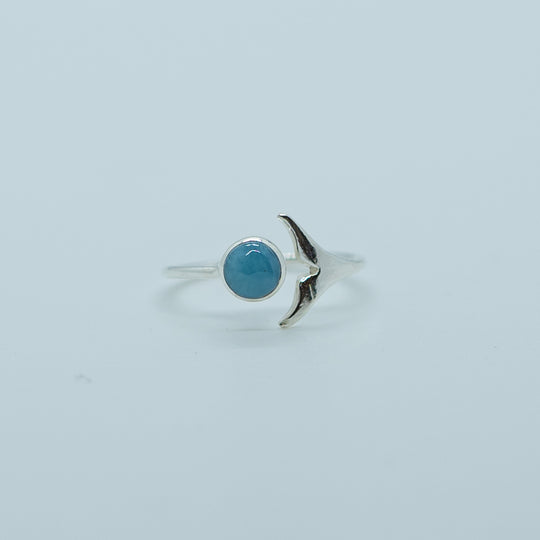 Bague en argent 925, faite a la main, avec une pierre de larimar ronde, en forme de queue de baleine. Bague réglable.